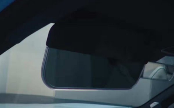 Хитро хрумване - долната половина от сенника е от прозрачна, филтрираща светлината пластмаса