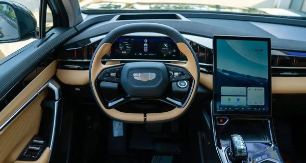 Интериорът на версията с 2.0-литров двигател и 238 к. с. мощност