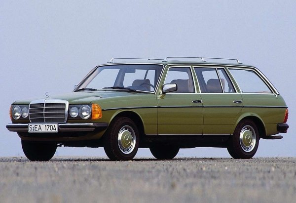 Ако сте си мислили, че щом DS е най-приятният седан за пътуване, то най-доброто комби би било DS Safari, няма да сте далеч от истината. Но все пак, взимайки невероятно авангардния автомобил и комбинирайки го с най-практичния стил на купето, от Citroen явно са пропуснали нещо в процеса. И комбито е станало жертва на успеха на прекалено красивия и перфектен седан. 

От друга страна, Mercedes W123 не е чак толкова оприличаван на произведение на изкуството. Но въпреки че изглежда значително по-конвенционално и консервативно, сам по себе си е доста красив автомобил. Да, седанът е доста по-популярен, но комби-версията на германската машина е наистина перфектна.