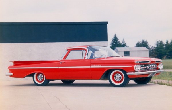 На пръв поглед, пикапите не изглежда да доставят същото усещане при пътешествия като седаните и комбитата. Най-малкото няма достатъчно място за пасажери в кабината. Но все пак, не ви ли се е искало да поемете нанякъде съвсем сами? Все пак от древността се знае, че има огромна разлика между това да си сам и това да си самотен. И едно такова соло-пътешествие, още повече в непознатото, е един прекрасен начин да научите повече за себе си.

Бихте ли повярвали, че някакъв Chevrolet от средата на миналия век е добър начин да направите подобно пътуване? Ами просто трябва да се опита. Преди всичко, El Camino от 1959 година е с дизайн от школата на Cadillac, където прекаленото никога не е достатъчно. Погледнете извитото предно стъкло, арт-деко линиите на задното стъкло и дизайна на калниците и се опитайте да си повярвате, че този автомобил е предлаган като лекотоварна машина. И ще установите, че не само италианците могат да правят банални красоти – американците от средата на миналия век също се справят много добре.