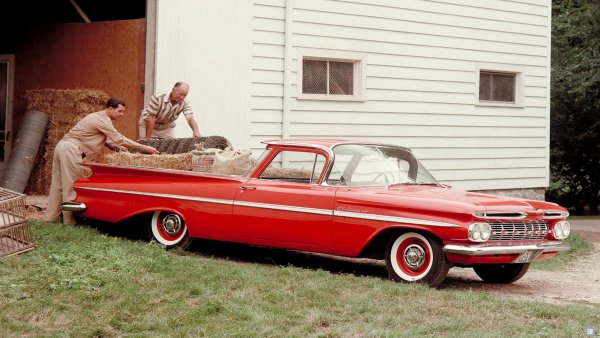 Дори и само да гледате El Camino е наслада, но си го представете и като ваш спътник в пътешествие. При това, не се притеснявайте, че нещата ще са скучни &ndash; под капака е наличен 5,7-литров V8, който като нов е предлагал близо 340 к.с. мощност. 

Отзад има предоволно пространство за багаж, общо взето може да вземете със себе си целия си гардероб, буквално&hellip; Но бихме ви посъветвали товарът да е в непромокаеми.
