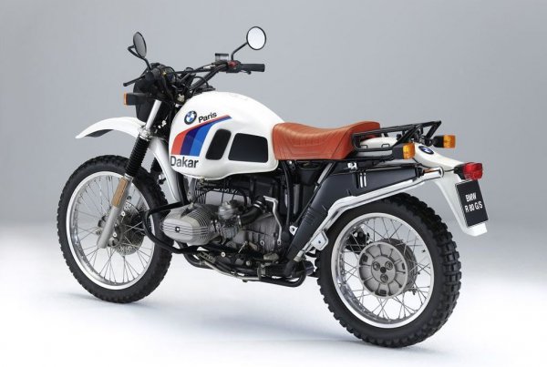 По модерните стандарти, G/S е мегадалеч от това, да бъде най-бързият мотоциклет на света. Но той просто отива навсякъде, където пожелаете: като например от Аляска до Аржентина в епичното пътешествие на Ед Кълбърстоун, с маршрут от над 30 000 км, сред които стотици километри буквално без наличието на какъвто и да е път.

Що се отнася до характера, мотоциклетите общо взето следват същите правила като автомобилите Porsche: ако искате истински характер, залагате на въздушно охлаждане. А високата позиция на седалката ще рече, че няма нужда да &bdquo;прегръщате&rdquo; резервоара. И ръцете ви няма да изтръпват&hellip;

Тъй като говорим за мотоциклет все пак, разходът на гориво е по-добър от този на Ford Fiesta. И тъй като пак говорим за мотоциклет, ще бъдете част от съвсем различна заобикаляща ви среда, каквато никой автомобил не може да ви предложи. Разбира се, за да наречеш подобна машина &bdquo;просторна&rdquo; ще трябва солидна гимнастика на ума. Но все пак можете да сложите дисаги, да метнете една малка палатка отзад и една раница на гърба, и да имате всичко необходимо за уникално приключение.