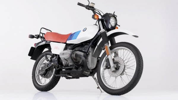 Да, тук не става въпрос за кола. Но все пак статията се казва &bdquo;най-добрите машини за пътешествия&rdquo; и точно тази машина заслужава мястото си тук. Като отново ще си говорим за соло-приключения.

Представеният през 1980 г. BMW R80 G/S е един перфектен начин, с който да се разкарате някъде далеч. И дори самото му име ще ви подскаже къде точно да идете: G/S в името означава Gelande / Strasse или буквално &bdquo;за оф-роуд и път&rdquo;. И това не е някакъв маркетингов трик на BMW &ndash; все пак машината побеждава в рали &bdquo;Дакар&rdquo; още в дебютното си участие и това дори не е единствената победа в тежки надпревари.