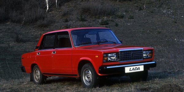 Заради своето спокойствие 39-годишният финландски пилот от Формула 1 получи прякора "Ледения". Впрочем, Кими не е толкова хладен към бързите коли. В личната му колекция попадат Rolls-Royce Wraith Black Badge, Ferrari Enzo, F12 и 488 Pista. Автомобилът, на който бъдещият световен шампион се учи да кара, обаче е "Лада". И досега Райконен твърди, че това е била една много надеждна и здрава кола.
