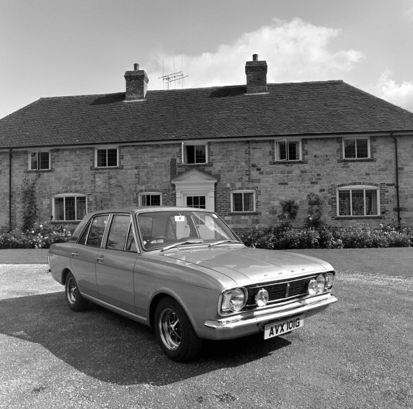 Лидерът на знаменитото трио  от вече бивш водещи на Top Gear - Джереми Кларксън, неведнъж е признавал своята любов към Ford Cortina. Баща му е имал такъв автомобил, при това в най-мощната и най-скъпа версия Е. Кларксън взима книгка през 1977 г. и си купува именно Ford Cortina Mk2 1600E, на която поставя сам допълнителни фарове за мъгла, както и спортни седалки.
