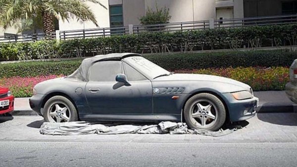 В продажба между 1996 и 2002 г. германският роудстър беше предназначен за шофьори с "добри" ръце, защото мощните му двигатели, късото междуосие и задното задвижване го правиха "деликатен" автомобил. Беше и колата на Джеймс Бонд във филма Goldeneye. Най-ексклузивният вариант, M Roadster, имаше 3.2-литров редови 6-цилиндров двигател с мощност 325 к.с. Само за 5,3 сек автомобилът ускоряваше от 0 до 100 км/ч.
