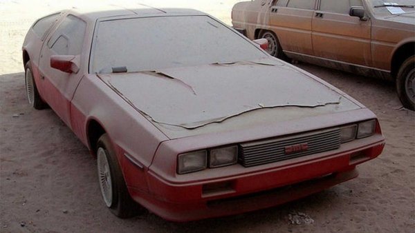 Ролята му във филмовата сага "Завръщане в бъдещето" го превърна в международна суперзвезда. Проектиран от гениалния Джуджаро, той използва 2.8-литров V6 двигател с мощност 130 к.с., който работи в тандем с 5-степенна ръчна или 3-степенна автоматична скоростна кутия. Твърди се, че ускорява до 100 км/ч за 8,5 секунди.