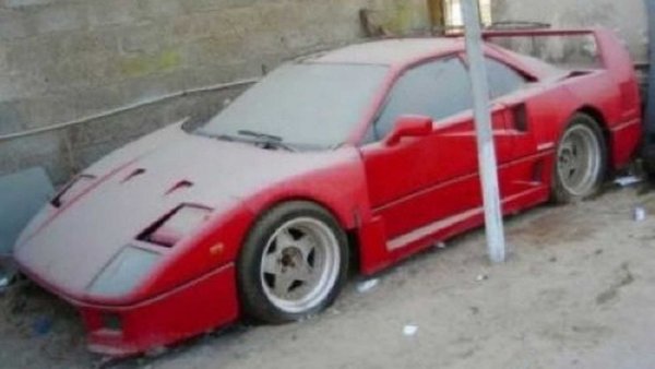 Тази снимка вероятно ще накара маниаците да страдат най-много, защото италианският спортен автомобил, произведен между 1987 и 1992 г., е икона в автомобилния свят. Задвижва се от 2,9-литров битурбинен V8 двигател, който развива 478 к.с. и 575 Нм. Това позволява ускорение до 100 км/ч за 4,1 сек и максимална скорост от 326 км/ч.