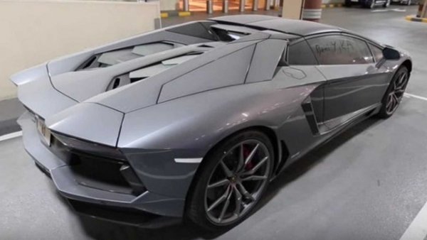 Все още в продажба, този италиански суперавтомобил декларира няколко нива на мощност, между 700 и 770 к.с., от 6.5-литровия V12 двигател. Вариантът SVJ, най-ексклузивният в гамата, развива максимална скорост от 350 км/ч и ускорява от 0 до 100 км/ч само за 2,8 секунди.