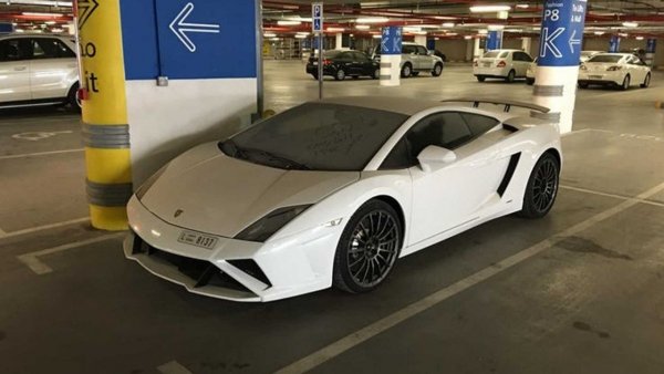 Преди Huracan, Lamborghini пусна на пазара този модел, който се произвеждаше между 2003 и 2013 г. В най-мощната си версия 5,2-литровият атмосферен двигател, използван и в Audi R8, развива 570 к.с. Максималната скорост на автомобила е 325 км/ч, а ускорението до 100 км/ч отнема 3,4 секунди.