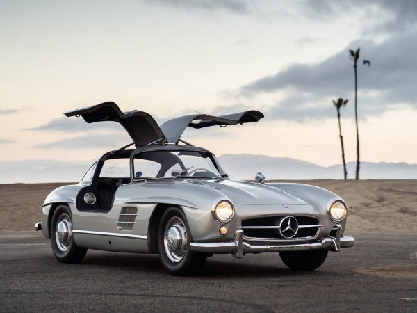 Емблематичният Mercedes-Benz 300 SL е първият сериен автомобил в повдигащи се нагоре врати тип "крило на чайка". Още по-важна иновация в модела обаче е директното впръскване на гориво. Благодарение на тази технология трилитровият "шестак" развива мощност от 215 коня и успява да ускори до 245 км/ч.