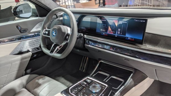 Асистентът за управление на заден ход, познат от Серия 8, тук е доста доразвит, като може да запамети движенията ви в продължение на 200 метра и после съвсем сам и безопасно да върне колата по абсолютно същото трасе. Естествено, колата може и да маневрира сама при паркиране. 
