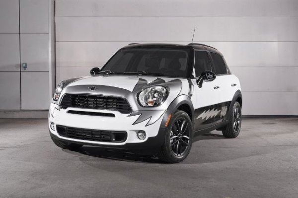 Четири Mini Countryman изрисувани в стила KISS. Създадени са с благотворителна цел за децата на Япония, пострадали от земетресението и последвалото опустошително цунами.
