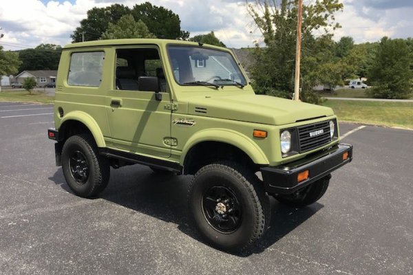 "Раздрънкана, шумна и леко плашеща": така си спомня сър Гари следващата си кола, японско Jimny втора употреба. "Мислех си, че ако завия прекалено рязко, ще се преобърне... Беше като консервна кутия с колела". 
