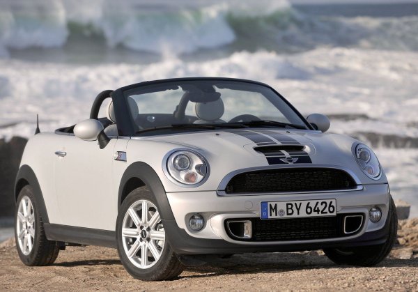 Второто поколение на MINI беше това, което предложи повече варианти на каросерията и сред тях трябва да бъдат отбелязани две - Coupé и Roadster, които се продаваха между 2011 и 2014 година. Техният търговски успех беше доста скромен, но без съмнение това бяха най-оригиналните MINI от тази епоха.
