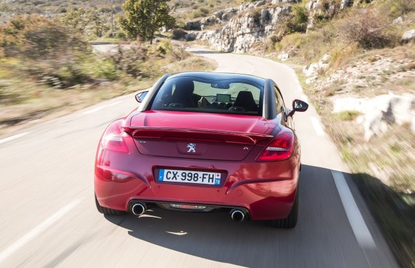 С бензиновите двигатели 1.6 THP от 115 до 165 к.с., както и с турбо дизел 2.0 HDi със 163 к.с., автомобилът на Peugeot отговаря на всички нужди. През 2015 година той получи фейслифт, при който в семейството попадна и версията RCZ-R (на снимката) с 270 к.с. В момента на пазара цените варират от 12 000 до 18 000 евро, но най-мощният вариант струва около 24 000 евро.