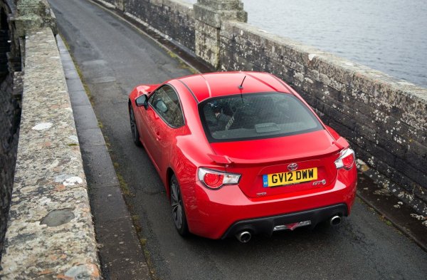 Крайният резултат е пъргав и лек спортен автомобил със задно предаване, чиято цена като нов беше близо 35 000 евро. Сега за половината от тази сума може да се намери както GT86, така и неговия братовчед Subaru BRZ, като по-добрият избор в случая са версиите на двата модела с механични скоростни кутии.