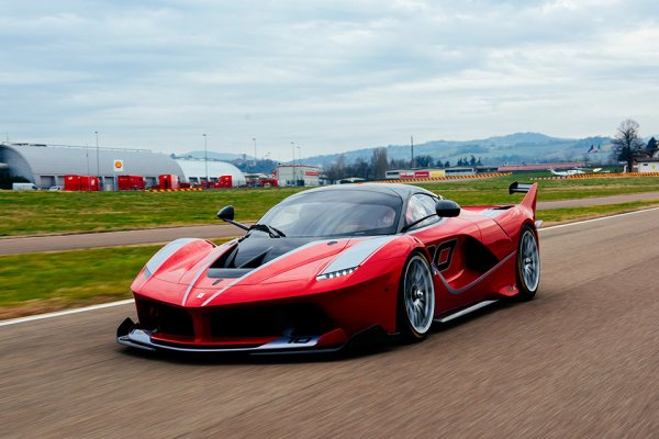 На планетата има само 40 бройки от предназначената само за писта хиперкола FXX K. И всички тези коли се съхраняват в гаражи на Ferrari. Веднага след като собственикът уведоми компанията, че иска да кара FXX K на избрана от него писта, колата се докарва на трасето заедно с екип от персонал за поддръжка. И да - за да закупите FXX K, трябва да сте много лоялен клиент на Ferrari, като едновременно с това да бъдете и собственик на модела LaFerrari. 