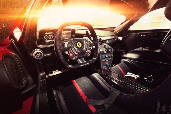 Разработката на FXX K и LaFerrari се извършва паралелно от различни групи инженери, така че да се нарече FXX K пистова версия на LaFerrari не е напълно правилно. Задвижващата система на хиперколата включва атмосферен V12 и електрически двигател, чиято обща мощност е 1050 к.с. През 2015 г. чисто ново FXX K струваше 2,8 млн евро. Сега копия с малък пробег ще струват още повече. 