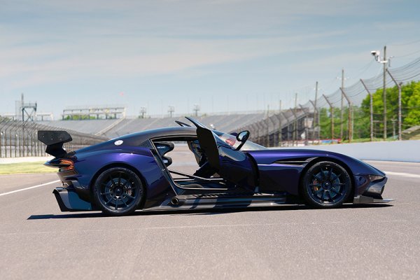 Задвижването на Vulcan става с един от най-мощните атмосферни двигатели на планетата – 7,0-литров V12, който развива 800 к.с. Скоростната кутия на чудовищната суперкола е секвенциална, шестстепенна, а спирачките - карбоново-керамични. Vulcan ускорява от 0 до 100 км/ч за 3 секунди, а максималната му скорост надвишава 350 км/ч.