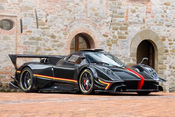 От Pagani Zonda Revolucion са построени 5 бройки, като една от тях също се пробва на &bdquo;Нюрбургринг&ldquo;. Така и не стана ясно нейното време за обиколка, но според слуховете то е било около 6 минути и 30 секунди. За сравнение, предшественикът Zonda R постигна 6 минути и 47 секунди, така че Revolucion е действително забележителна.