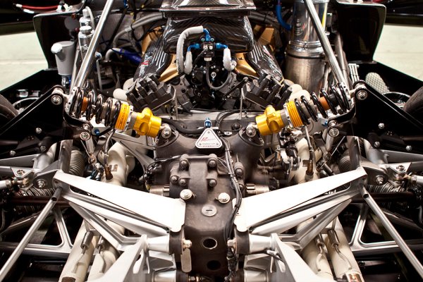 И двете суперколи обаче нямат разрешително за движение по пътищата, така че може да бъдат видяни в действие само на пистата. Атмосферният V12 на AMG, поставян на Revolucion, произвежда 800 к.с., като гарантира скорост от над 350 км/ч. Всяка от петте бройки от модела струва поне 2,1 млн евро. 