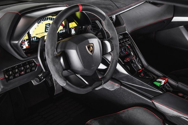 Самият модел беше представен през 2013 г. на автомобилното изложение в Женева. Veneno е базиран на Aventador, но е с около 125 кг по-лек и с 50 к.с. по-мощен от своя роднина. Оптимизираната аеродинамика има положителен ефект върху максималната скорост - плюс 5 км/ч (355 км/ч). Всяка от трите Veneno струва минимум 3 млн евро, като е продадена още преди премиерата на модела в Женева.