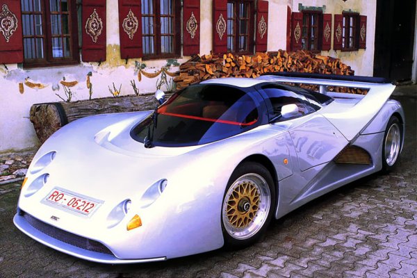 Въпреки че има много такива примери в автомобилната история, Lotec C1000 е суперкола, която съществува в едно копие. Това обаче не е нито прототип, нито концептуална кола, нито каквато и да е официална хомологационна кола или преобразуван състезателен автомобил в сериен модел . Това просто е специално създаден суперавтомобил за клиент от Обединените Арабски Емирства, като е един от най-бързите за времето си.