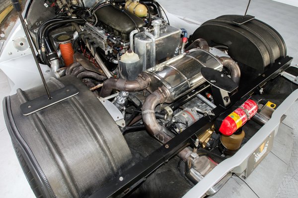 Върху тази кола могат да се видят емблеми на Mercedes-Benz. Те са тук с причина - 5,6-литровият V8, поставен зад шофьора и спътника му е на Mercedes, но e оборудван с две турбини. Мощността на C1000 е указана в името му, като позволява достигане на скорост от над 370 км/ч. През 1995 г. колата струва на клиента 3,4 млн долара, но напоследък се продава много по-евтино &ndash; малко над милион долара. 