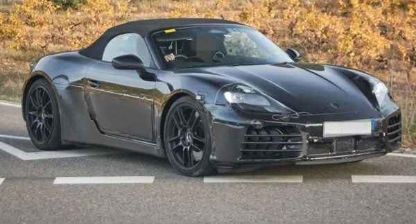 Първият електрически спортен автомобил на Porsche всъщност ще бъдат два - следващото поколение близнаци Boxster и Cayman. В момента текат тестове и Porsche наскоро потвърди, че всеки модел ще бъде произведен в завода в Цуфенхаузен, Германия. 