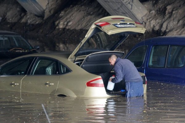 Дъждът вкара във воден капан 20 коли в софийски подлез. Снимка: Булфото