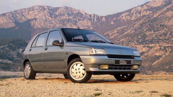Досега от него са построени около 15 милиона бройки. В средата на 90-те години малкият френски градски автомобил взриви пазара като наследник на Renault 5. През 1991 г. Clio печели наградата за автомобил на годината в Европа. Само от първото поколение марката произвежда малко над 4 милиона бройки. Името на модела произлиза от древногръцката митология. Клио се казва музата на историята, дъщеря на Зевс и на богинята на паметта Мнемозина.