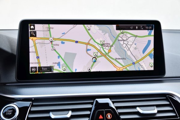 Изцяло новата навигационна система използва облачни технологии и постоянна свързаност, за да изчислява маршрута ви в реално време и според моментните пътни условия. Предупреждава за катастрофи, препятствия на пътя и прочие. Интересните точки по маршрута (POI) вече включват ревюта от посетители, контакти и друга полезна информация. 
