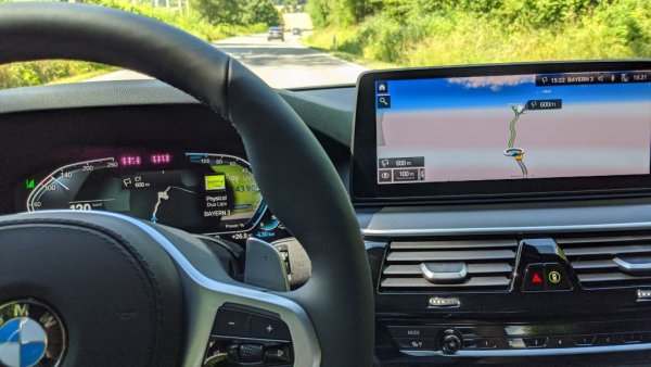 Задействан с обикновена гласова команда (примерно Hey BMW), той вече може не само да контролира радиото, навигацията и климатика вместо вас, но може също да отваря и затваря процорците, както и да отговаря на всякакви въпроси за автомобила, включително да помогне за диагностиката при повреда. 
