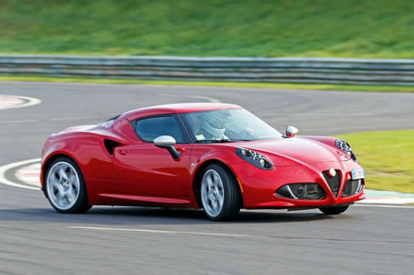 Понякога всички съставки за съвършенство са налице. Конструкция от въглеродни влакна, проектирана специално за този автомобил. Средно монтиран и високооборотен двигател с турбокомпресор. Страхотен стил, името на Alfa Romeo и и мисия за доставяне на чисто удоволствие от шофирането. Всичко това обаче се обърка някъде по пътя.

Окачването на тази Alfa обаче не беше на ниво, а от това страдаше стабилността. Колата беше твърде шумна и изморителна да каране. Добавете и проблемите с качеството и ще разберете защо нещата не се получиха.