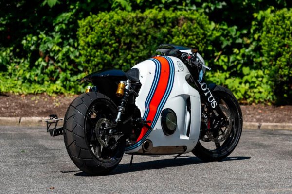 ощният обтекател, визуално обединен с бензиновия резервоар, крие усилени до 200 к.с. V-образна двуцилиндров мотор с обем 1195 куб. см от спортния байк KTM 1190 RC8. Завъртане на ключа за запалване, кратко натискане на бутона на електрическия стартер и австрийският "туин" се събужда с разтърсващи душата гръмотевици от ауспусите.
По отношение на съотношението мощност/тегло концепцията е перфектна - 181 кг "суха" маса, заради използването на титан и въглеродни влакна. 