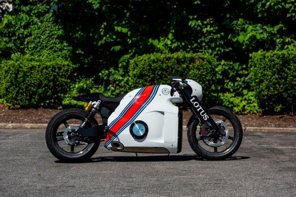 C-01 е сравним с "елитните еднолитрови бойци"  и в груба форма се придържа към концепцията back to basics. Той е напълно лишен от антиблокиращи спирачки, контрол на сцеплението, лаунч контрол и система за избор на режими на шофиране. Мощността се контролира само от опита и разумността на пилота.

Собствениците на уникалното творение, излязло в тираж от само сто бройки, е малко вероятно да рискуват на пистата. Мястото му е на полирания под на отопляем гараж с исторически снимки по стените и електрически хиперкар Lotus Evija на заден план.