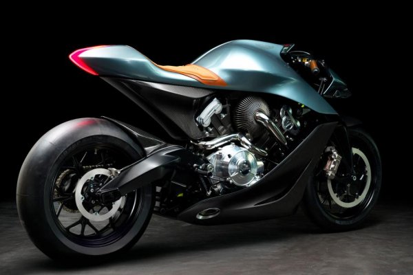 Индивидуализмът на AMB 001 ярко се прояви в дизайна и анатомията му. Съдейки по триъгълника " седалка - кормило - степенки", машината е близка до спортните мотоциклети, но в същото време изящните скулптурни обтекатели изобщо не приличат на оперението на каноничните „пластмасови ракети“.
От техническа гледна точка всичко е още по-интересно. Зад остриетата от въглеродни влакна за нарязване на въздуха има 997-кубиков V-twin. Но не с центробежен механичен компресор като Kawasaki Ninja H2/H2R - тук се използва турбокомпресор с променлива геометрия на водещите лопатки и междинно въздушно охлаждане.