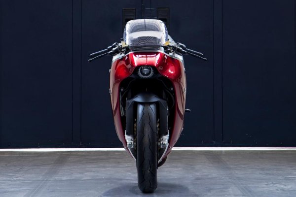 Това е единствен по рода си проект по поръчка, създаден от специалистите от студиото Zagato по поръчка на анонимен японски ентусиаст, базиран на доста възрастния, но фантастично красив спортен модел MV Agusta F4.

Версията на италианската каросерийна компания, която дотогава се занимавала само с автомобили, малко напомня на оригиналния мотоциклет. Произходът на F4Z можеше да се проследи само от отличителните конзола, рамка и джанти. Под обтекателя от стъклопласт и алуминий се крият нов всмукателен колектор и персонализирана изпускателна система.