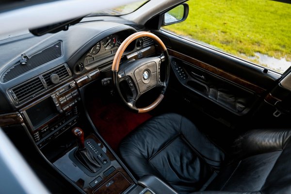 Системата CARIN  на борда на Серия 7 Е38 е една от първите сателитни навигационни системи, вграждани в сериен автомобил. Системата е съвместна разработка на BMW и Philips.