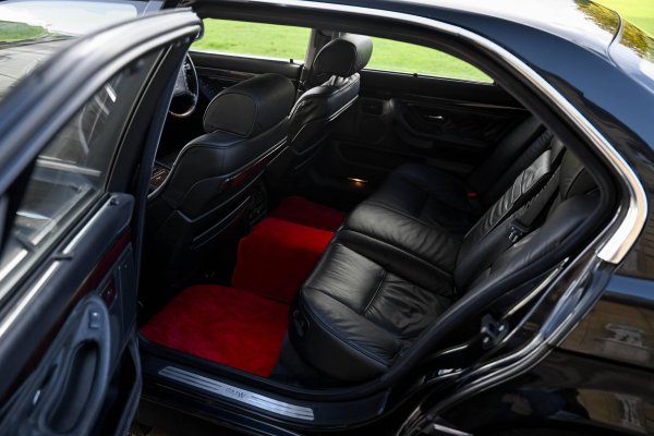 Подобаващо на такъв тип лимузина, задната част на салона на Е38 е оборудван изключително разточително с удобни седалки, централен подлакътник и изобилие от простор. 