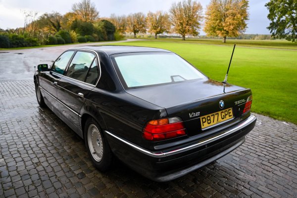 В периода на производството си Е38 се предлага в редица изпълнения с различно задвижване - започвайки от базовия 728i и достигайки до върховия 750iL като този на снимката. Пълният списък на версиите е 728i, 728iL, 730i, 730iL, 740i, 740iL, 750i, 750iL, 725 tds, 730d и 740d.