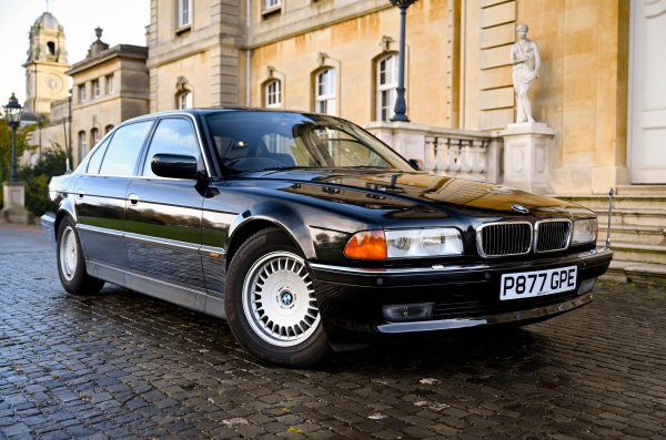 Стилистиката на този автомобил го превръща в неостаряваща класика. Оприличаван от мнозина на германския Jaguar XJ, този модел въплъщава в себе си множество от най-добрите постижения за цялата история на дизайна на BMW, а изящните линии и хармонични пропорции карат лимузината да изглежда значително по-компактна и лека, отколкото е в действителност.
