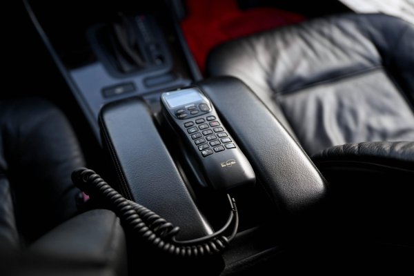 Вградените телефони бяха абсолютен хит в луксозните автомобили през 90-те. Седмицата на BMW не правеше изключение - моделът имаше бордов телефон, вграден по сравнително елегантен начин между двата предни подлакътника. 