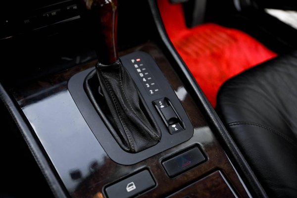 Напълно очаквано за автомобил от този клас, макар и със спортен характер, "седмицата" Е38 по-често е поръчвана с автоматична предавателна кутия, в случая - ZF с пет степени. Като алтернатива шестцилиндровите модели идват серийно с петстепенна механична кутия, докато 740i се екипира с шестстепенна ръчна трансмисия.