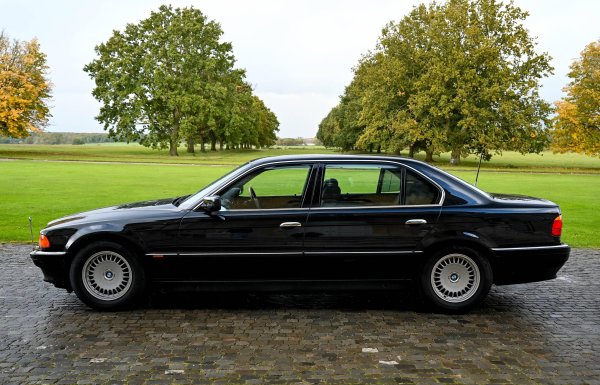 Още от стъпването си на пазара през 1994 година, всички бензинови варианти на модела се предлагат с избор между късо и дълго междуосно разстояния. Това ще рече, че клиентите са имали избор между две междуосия при вариантите 728i, 730i, 735i, 740i и 750i, като модификациите с дълга база носят допълнителната буква L в означенията. Трите дизелови версии се продават единствено с късо междуосие.