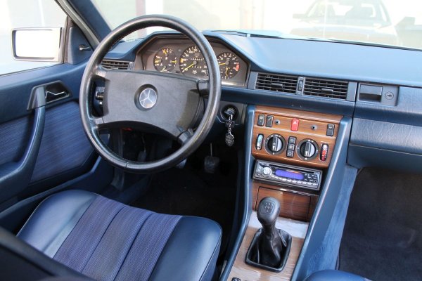 И освен това предлага онова особено пътно поведение на старите мерцедеси, което бихме оприличили само на буца масло в леко затоплен тиган. 