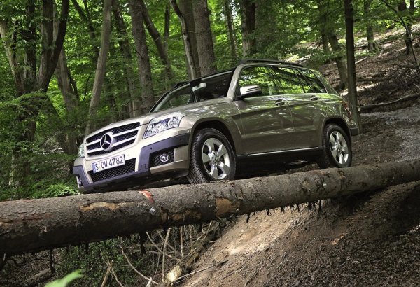 Mercedes представи GLK през 2009, опитвайки се да го направи подобен на легендарната G-класа. Технически той е базиран на C-класата, което означава класическо задвижване на задните колела, а във варианта 4Matic - задвижване на четирите колела. 