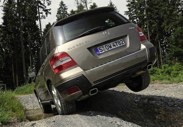 Най-популярната версия на 220 CDI с дизелов двигател със 170 к.с. и въртящ момент 400 Нм е мощно и икономично предложение.

GLK имаше своите слабости - през първите години имаше проблеми с електрониката или въздушните възглавници, както и с пружините на окачването. Въпреки това, след извършване на сервизни действия, колата се оказа надеждна. 