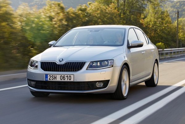 Третото поколение Octavia е автомобил, който от години се смята за модел на практичност и издръжливост. Изградена с доказани елементи от Volkswagen Group, тя предлага огромно пространство в купето и багажника, икономични двигатели и лесна работа. 